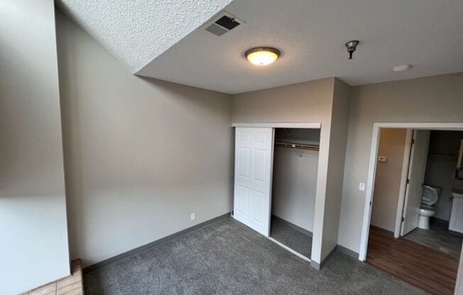 2 beds, 1 bath, 800 sqft, $1,000, Unit 204