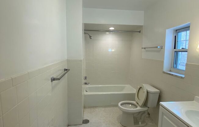 1 bed, 1 bath, 572 sqft, $1,510, Unit Old King Edward 86