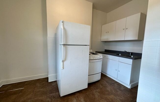 Cozy Two Bedroom Apartment! Great Oakland Location! Call Today!