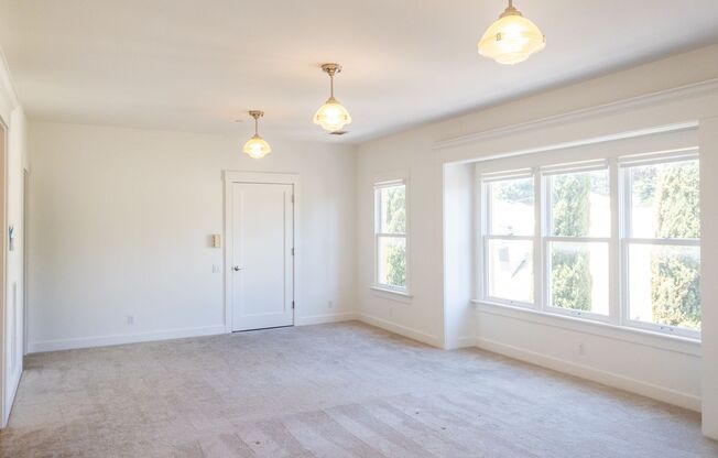 Charming 2BD/1BA Top Floor Apartment! Laundry! Parking! PROGRESSIVE