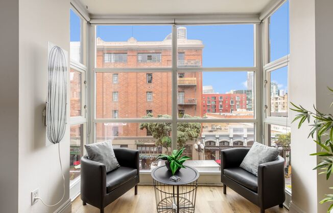 Modern 2 Bed/ 2 Bath Condo in the Heart of the Gaslamp! Furnished or Unfurnished