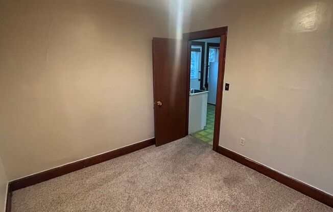 2 beds, 1 bath, 728 sqft, $650, Unit 1/2