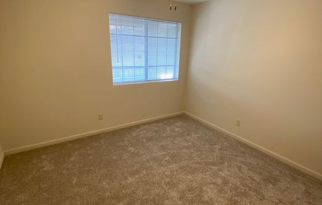 1 bed, 1 bath, 615 sqft, $800, Unit D8