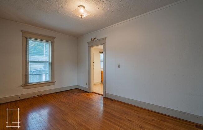 3 beds, 1 bath, $1,800, Unit 1212 Dennison Ave