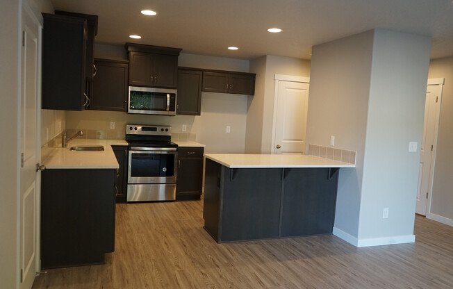 LIKE NEW TOWNHOME FOR RENT IN THE SIFTON AREA - 7404 NE 136th Ave