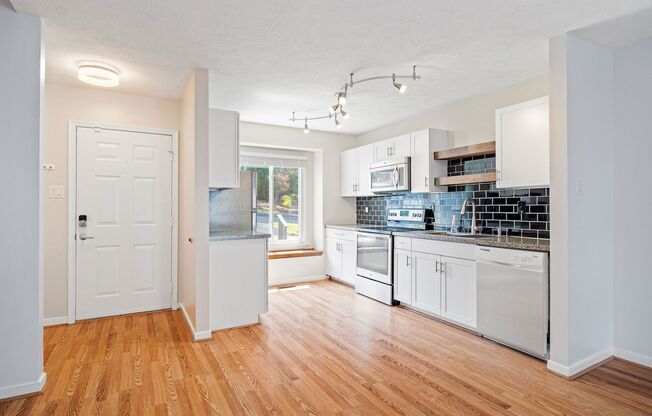 Charming 2 Bedroom/1 Bath Townhome in Henrico ***Available NOW***