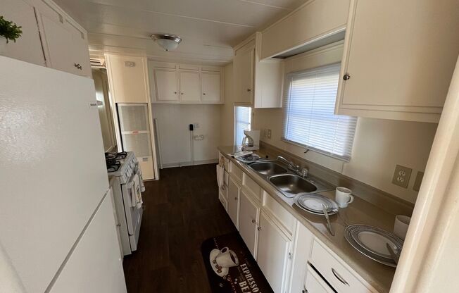 2 beds, 1 bath, 860 sqft, $3,000, Unit 119