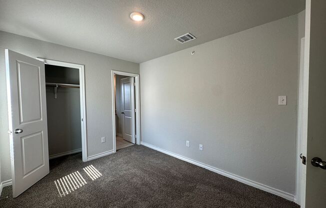 3 beds, 2.5 baths, $1,350, Unit 101*