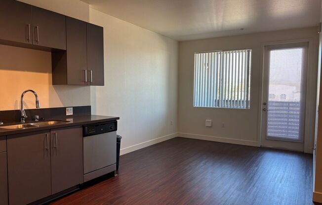 2 beds, 2 baths, 890 sqft, $2,515, Unit 216