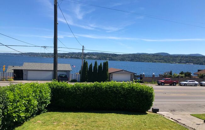 Beautiful 3 bedroom house, plus den with views of Lake Washington