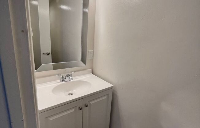 3 beds, 1.5 baths, $2,700, Unit 2203