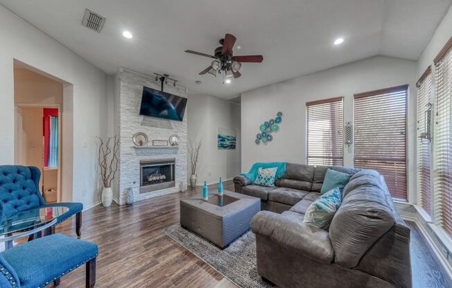 Beautiful 3 Bed, 2 Bath Home in Fort Worth!