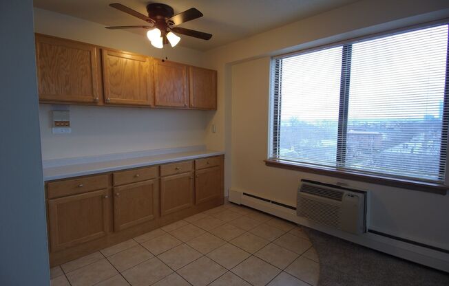 2 beds, 1.5 baths, 820 sqft, $1,690, Unit 701