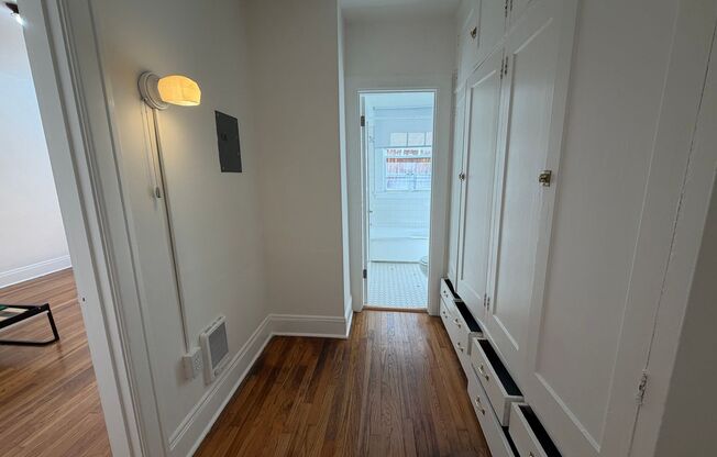 Studio, 1 bath, 308 sqft, $1,099, Unit 16
