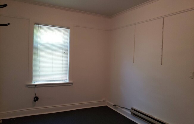 2 beds, 1 bath, $810, Unit J