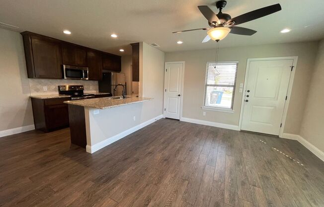 3 beds, 2 baths, 1,090 sqft, $1,595, Unit 8121