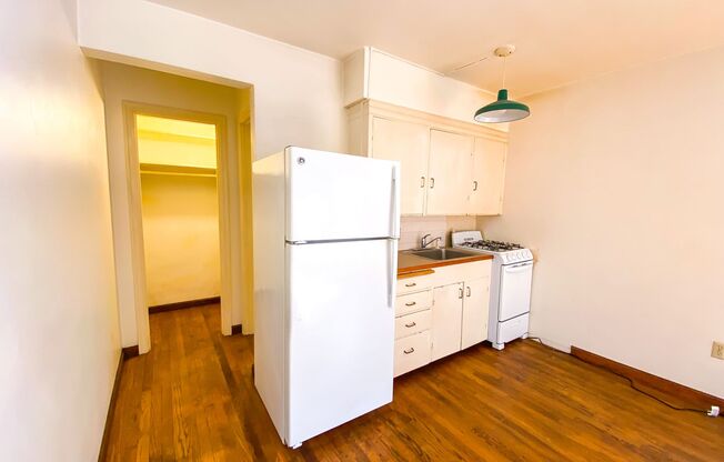 Studio, 1 bath, 450 sqft, $1,395, Unit 110