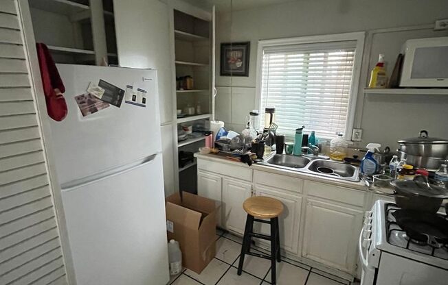 2 beds, 1 bath, $1,300