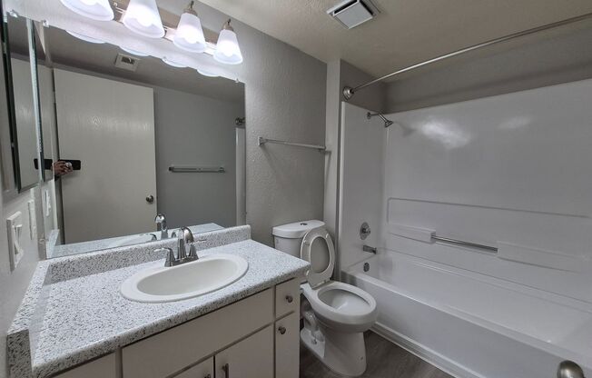 2 beds, 1 bath, 920 sqft, $1,800, Unit 17