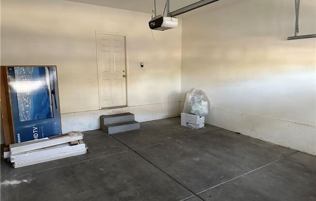 Beautiful 3 bedroom w loft 2.5 bath townhouse in Henderson, Gated community!