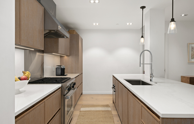 225 W 17 ST
