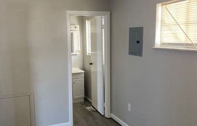 1 bed, 1 bath, 575 sqft, $600, Unit B