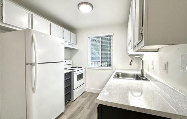 2 beds, 1 bath, 803 sqft, $1,525, Unit 121