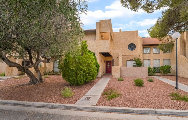 2 Bedroom, 2.5 Bath Near Flamingo & Torrey Pines