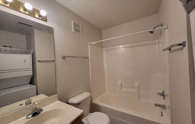 2 beds, 1 bath, 805 sqft, $975, Unit 206