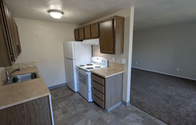 2 beds, 1 bath, 756 sqft, $1,150, Unit 77