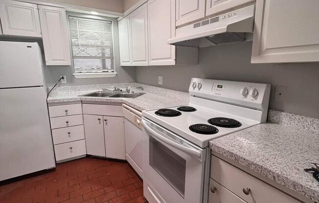 2 beds, 2 baths, 925 sqft, $1,300, Unit 203