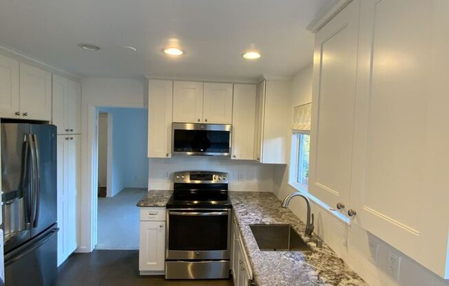 Elegant Remodeled 3BR Condominium in Sharon Heights
