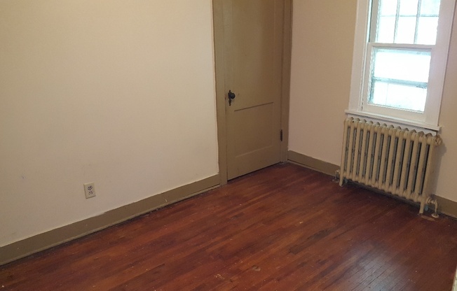 2 beds, 1 bath, $690, Unit Apt. # 3