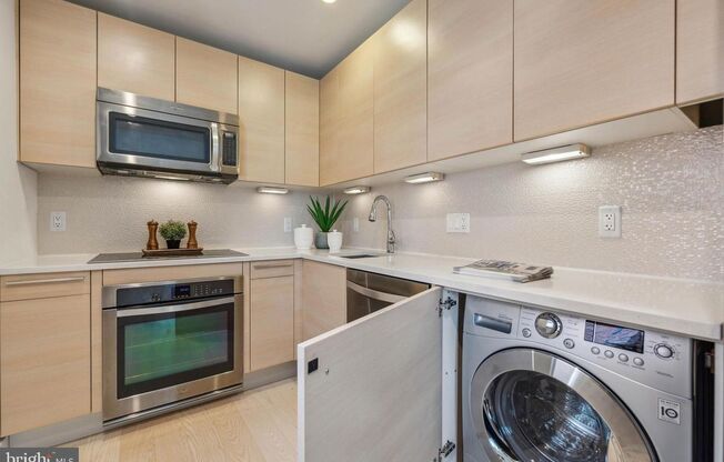 Top Floor Updated One Bedroom W/Sleek Appliances, Washer/Dryer Combo in Amazing Location!