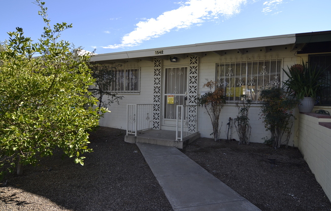 Charming 1 Bedroom 1 Bath Town home! South Tucson Location!