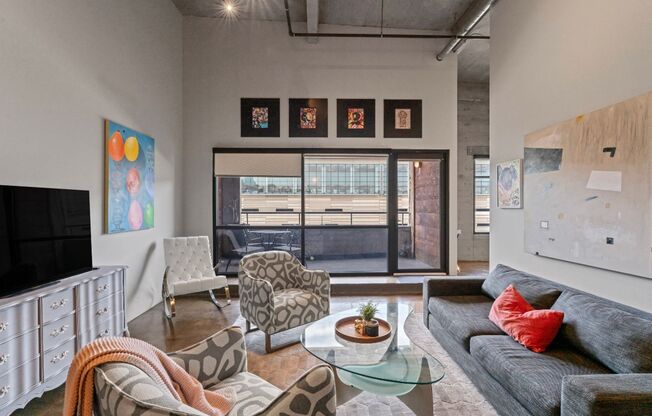 Fully Furnished 2 Bed / 2 Bath Modern Apartment Near Union Station! $2695.00!