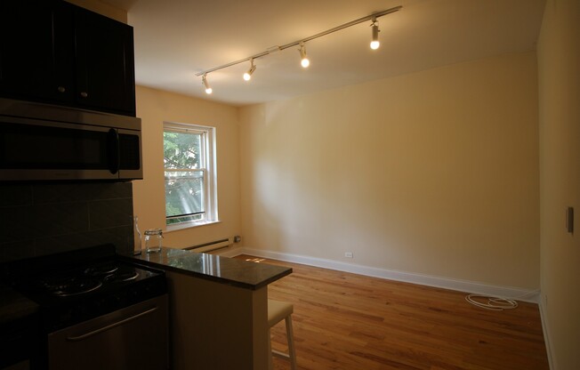 1 bed, 1 bath, $1,300, Unit 301