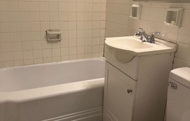 2 beds, 1 bath, 820 sqft, $1,300, Unit 06D
