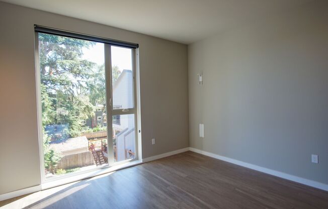 Sellwood 3rd Floor-Studio w W/D Ready Late June!
