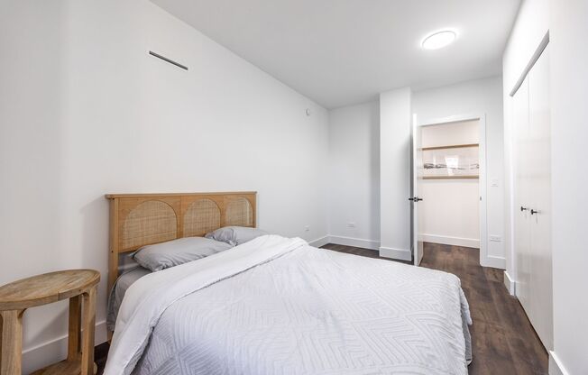 2 beds, 1 bath, $3,000, Unit 1555 - 404