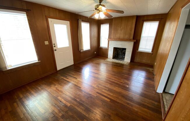 Location Location Location! 1/1 Cottage with an  Efficiency Guest House! & Bonus Room /  Fridge Included / NBISD