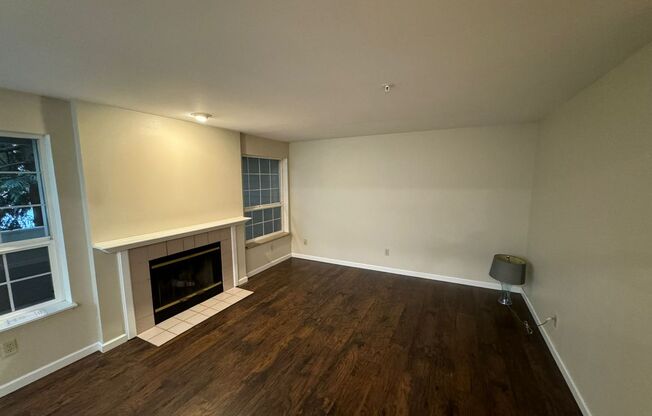 Charming 2BR/2BA Ground-Level Condo for Rent in Woodinville