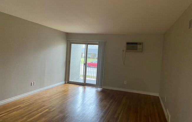 1 bed, 1 bath, 858 sqft, $1,300, Unit 455-101