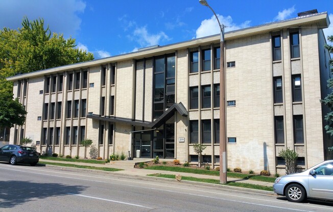 2 beds, 1 bath, $1,300, Unit 301