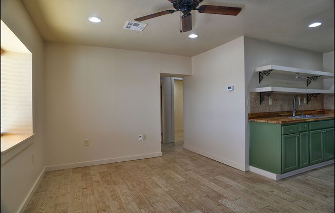 2 beds, 1 bath, $1,100