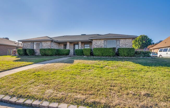 Beautiful 3-Bed, 2.5-Bath Home in Garland – Spacious Layout & Fantastic Amenities!