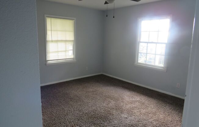 3 beds, 1 bath, $1,100