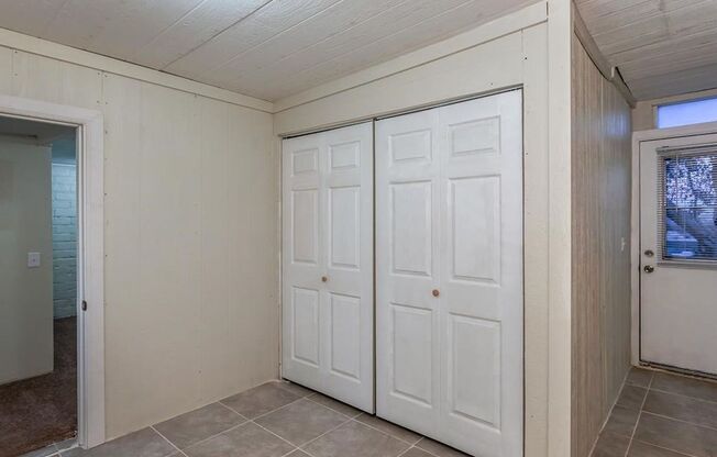 Eclectic 2 Bedroom 1 Bathroom with 2 Offices/Hobby Room