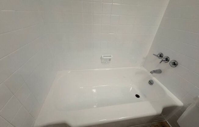 2 beds, 1 bath, 800 sqft, $1,999, Unit 6230 Fifth Ave. #223E