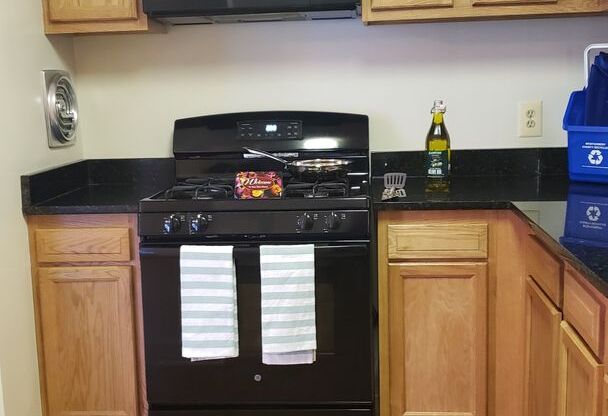 3 beds, 2 baths, 1,300 sqft, $2,375, Unit 3331 #203